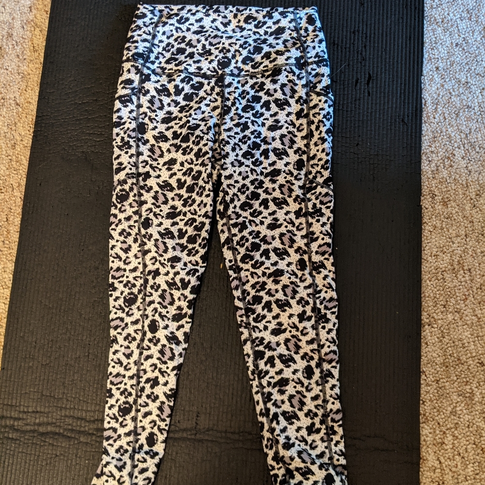 Zyia  snow leopard pocket brilliant leggings.